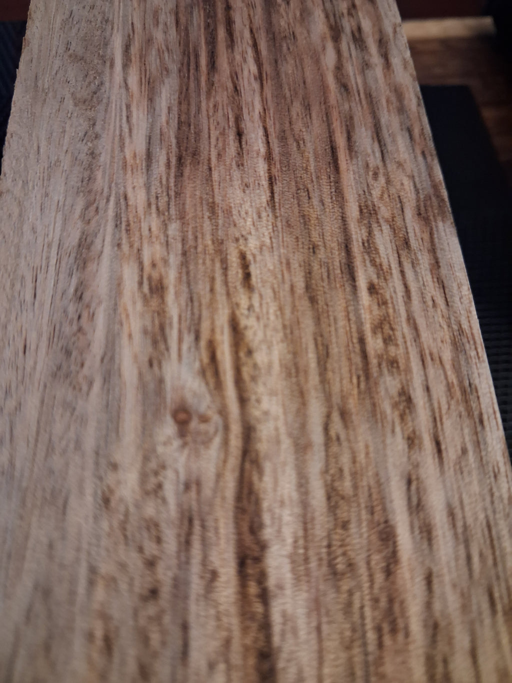 Premium Khaya-type board with golden-brown chatoyance