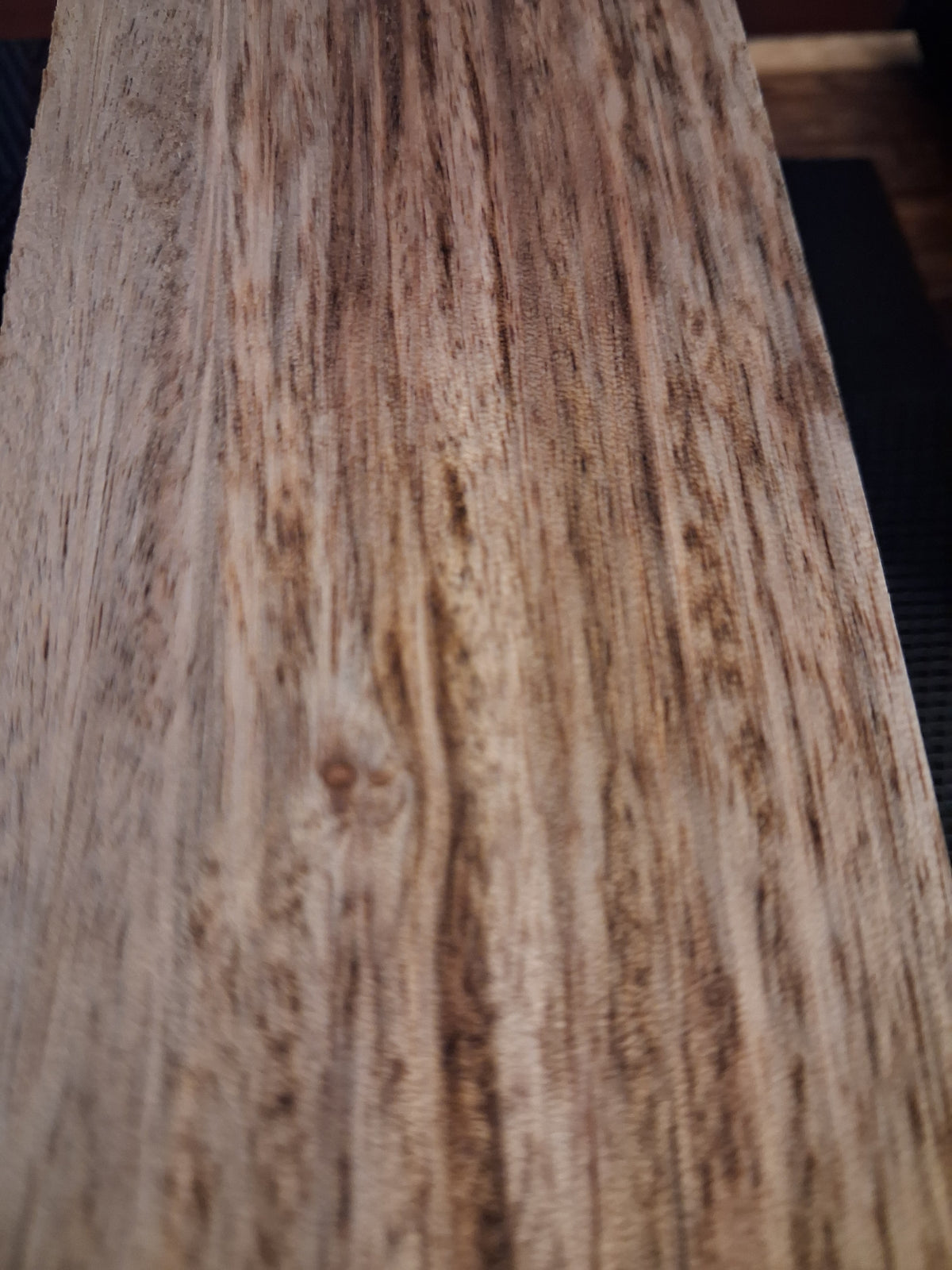 Premium Khaya-type board with golden-brown chatoyance